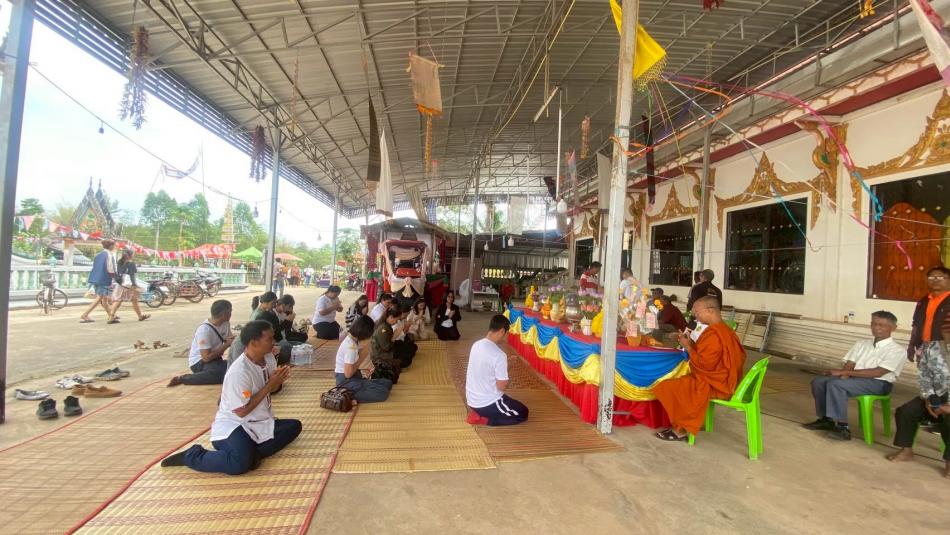 ทำบุญตักบาตรวัดป่านายาง